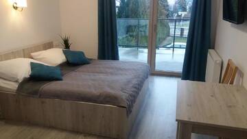 Фото номера Улучшенный двухместный номер с 1 кроватью Апартаменты Apartamenty i Domki PrzystańTu г. Ястарня 3