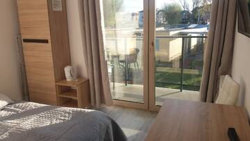 Фото номера Двухместный номер с 1 кроватью и балконом Апартаменты Apartamenty i Domki PrzystańTu г. Ястарня 3