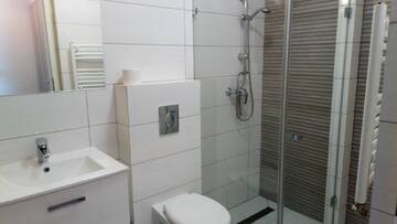Фото номера Трехместный номер с балконом Апартаменты Apartamenty i Domki PrzystańTu г. Ястарня 3