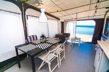 Фото номера Дом-фургон Кемпинги Camping Molo Surf SPOT г. Ястарня 2